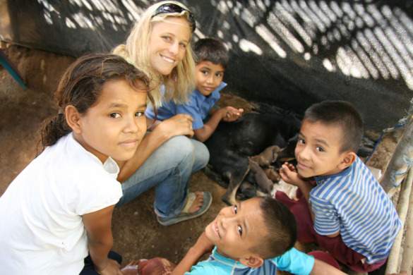 nicakidspuppies Holly with kids in Nicaragua checking out new puppies
