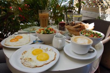adamseper_hostels_bfast