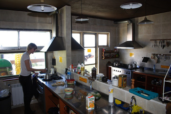 adamseper_hostels_kitchen