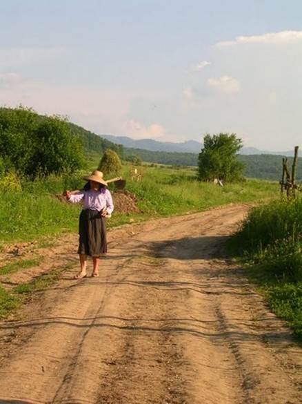 5-VillageWoman-byLuminitaCunasat.JPG 5-VillageWoman-byLuminitaCunasat.JPG