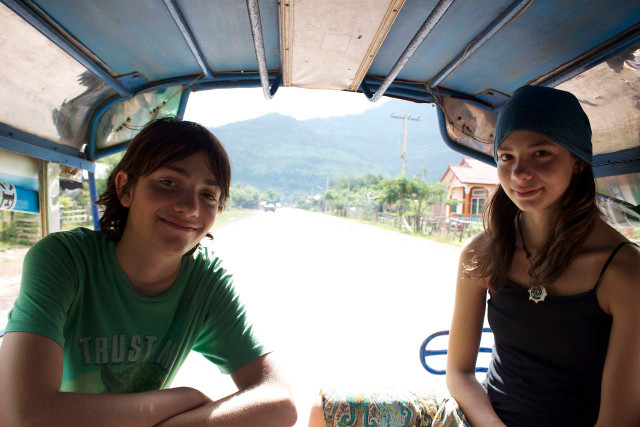 kids in tuk tuk